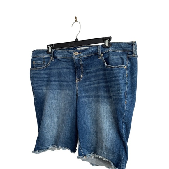 Torrid Stretch Denim Bermuda Jean Shorts Womens Plus Size 22 Distressed Raw Hem - Picture 12 of 14